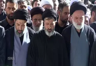 اشک‌های فرزندان رهبر (آقا سید مصطفی، سید میثم و سید مسعود) هنگام اقامه نماز بر پیکر پدر/ فیلم