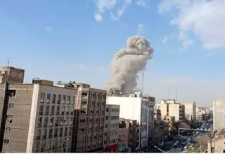 چرا دود انفجارها در تهران شکل عجیب و غریب دارند؟