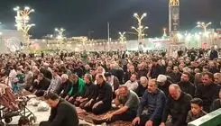 نماز لیلة الدفن رهبر شهید اقامه شد