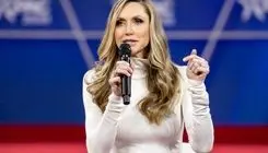 تصاویر جنجالی از پرواز عروس ترامپ با جنگنده اف ۱۸ +فیلم