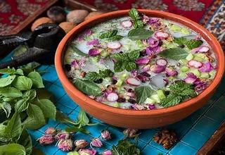 طرز تهیه آب‌دوغ خیار مجلسی با خشکبار خوش‌عطر و تابستانی