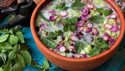 طرز تهیه آب‌دوغ خیار مجلسی با خشکبار خوش‌عطر و تابستانی