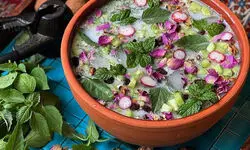 طرز تهیه آب‌دوغ خیار مجلسی با خشکبار خوش‌عطر و تابستانی