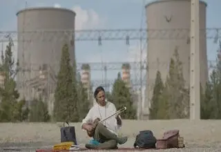 نوازندگی علی قمصری برای دومین روز در نیروگاه برق دماوند+ویدیو