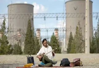 نوازندگی علی قمصری برای دومین روز در نیروگاه برق دماوند+ویدیو