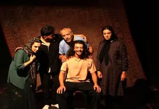 امکانات تئاتر شهرستان با تهران قابل مقایسه نیست