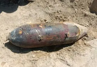 نیروهای متخصص سپاه عملیات مهمات باقی‌مانده از حمله اسرائیل را خنثی می‌کنند