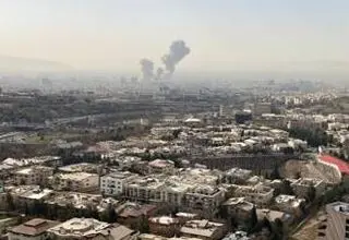 ایستاده در میدان