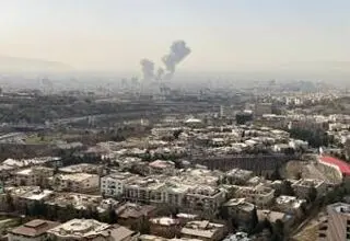 ایستاده در میدان