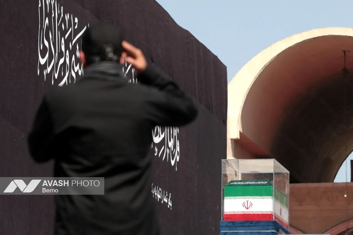 مراسم وداع با رهبر شهید انقلاب و اقامه نماز بر پیکرهای مطهر شهدا - ۲