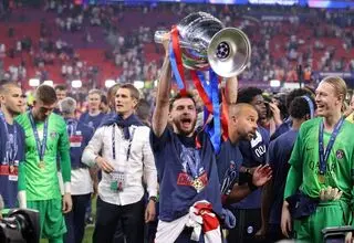 کواراتسخلیا بهترین بازیکن فصل لیگ قهرمانان اروپا شد