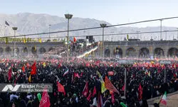 گاردین: سوگواری رهبر شهید در مصلای تهران آمیخته با شعارهای انتقام بود