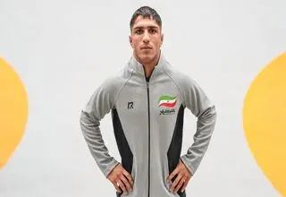 مدال طلا بر گردن علی مومنی