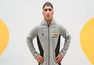 مدال طلا بر گردن علی مومنی