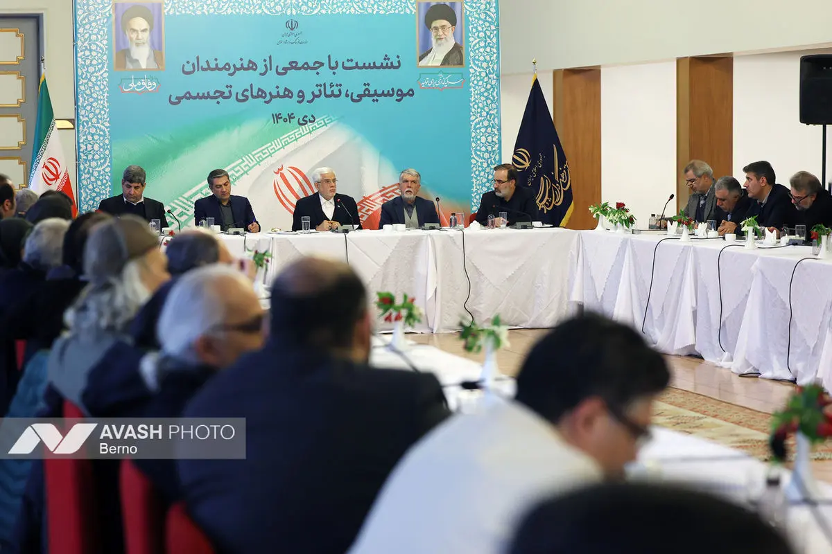 نشست جمعی از هنرمندان با معاون اول رئیس جمهور