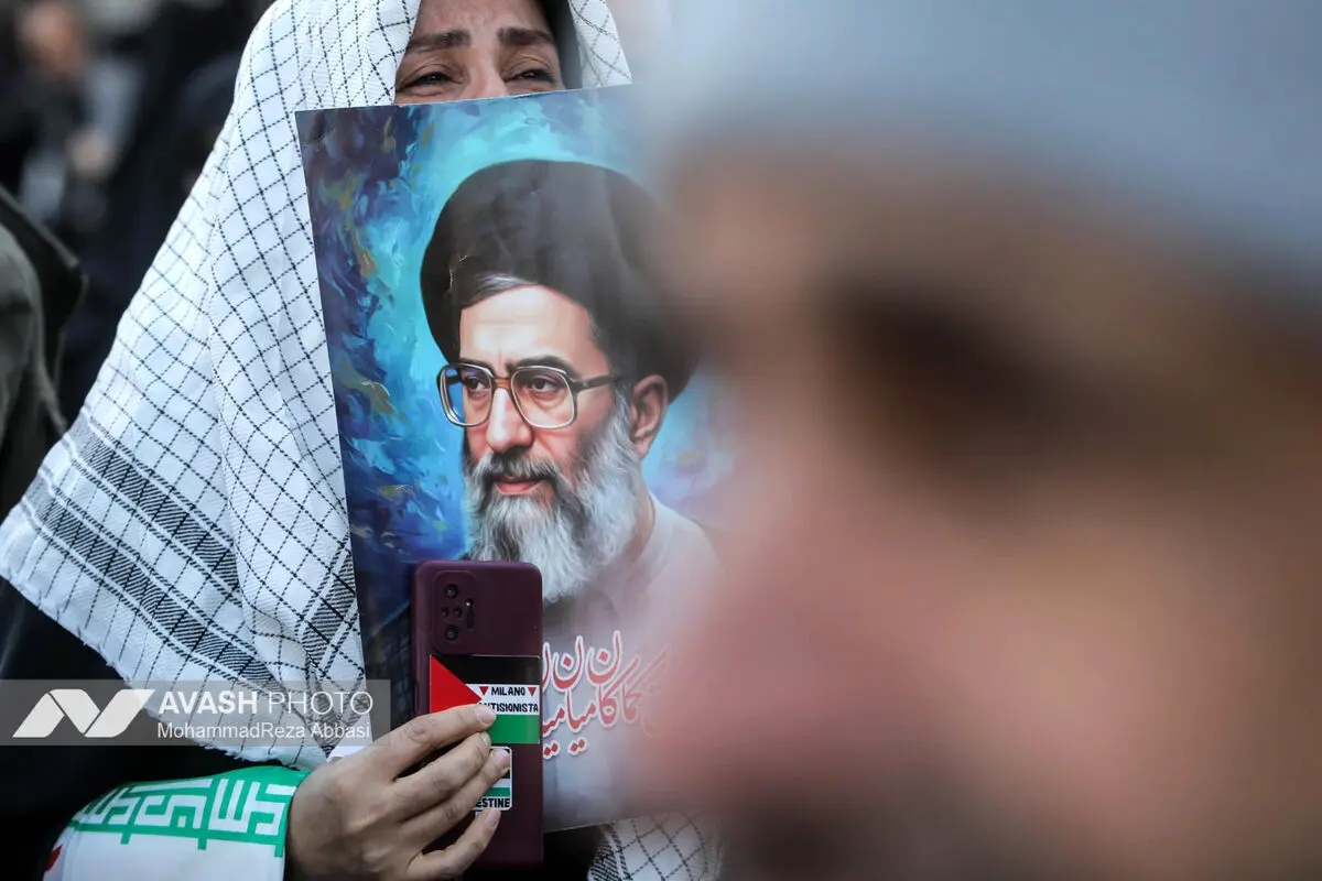 تجمع سوگواران رهبر شهید انقلاب در میدان انقلاب تهران