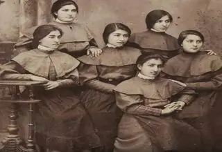 عکس/ دختران ارمنی ۱۰۵ سال پیش با تیپ مجلسی در آتلیه عکاسی 