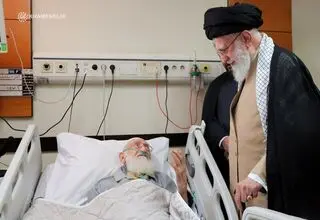 عیادت رهبر انقلاب از آیت الله نوری همدانی 