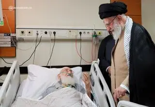 عیادت رهبر انقلاب از آیت الله نوری همدانی 