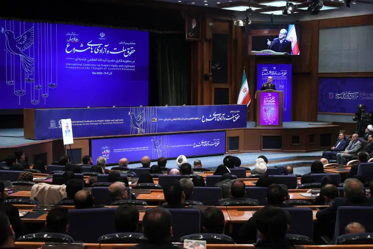 در نگاه رهبری آزادی مشروع حق مردم و تکلیف حکومت است