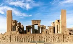 یادگاری‌نویسی این‌بار در دروازه ملل تخت‌جمشید!