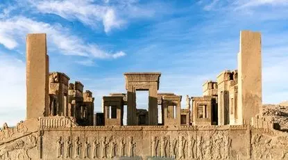 یادگاری‌نویسی این‌بار در دروازه ملل تخت‌جمشید!