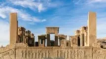 یادگاری‌نویسی این‌بار در دروازه ملل تخت‌جمشید!