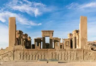 یادگاری‌نویسی این‌بار در دروازه ملل تخت‌جمشید!