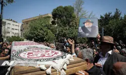اولین تصویر از سنگ قبر اکبر عبدی در قطعه هنرمندان
