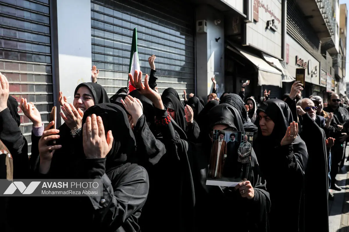 تجمع سوگواران رهبر شهید انقلاب در میدان انقلاب تهران