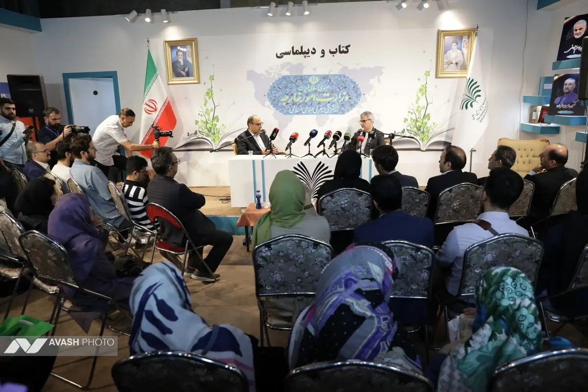 حضور اسماعیل بقایی در نمایشگاه کتاب تهران