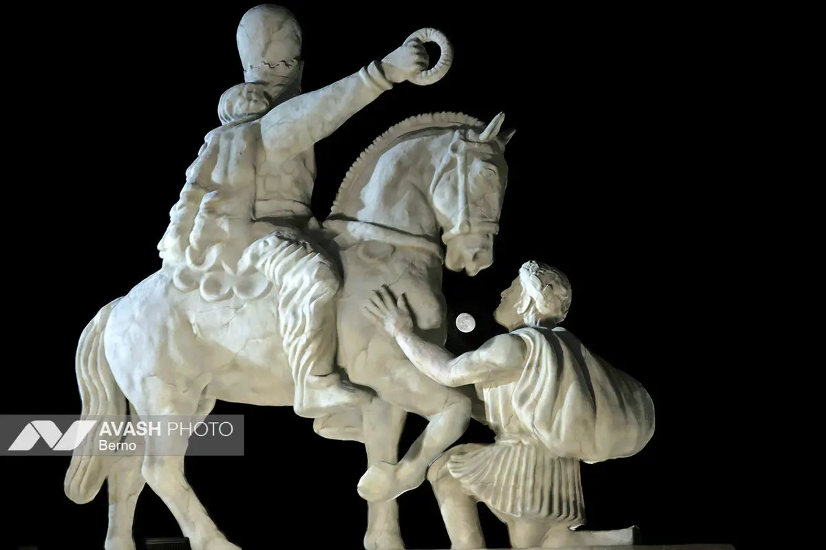 رونمایی از مجسمه «زانو زنندگان برابر ایران»