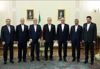 پزشکیان: سفرا در خط مقدم گسترش روابط ایران هستند 