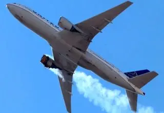 لحظه انفجار موتور هواپیمای مسافربری در آسمان نیجریه + فیلم 