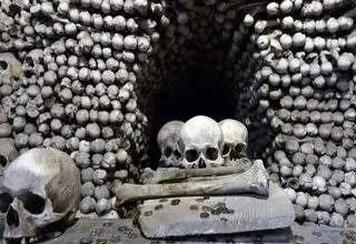ساخت یک مکان وحشتناک با جمجمه و استخوان انسان/ببینید