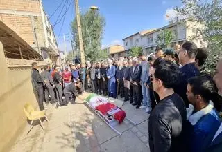 تشییع پیکر صابر کاظمی در زادگاهش آق‌قلا/ بدرقه قهرمان در میان اندوه مردم
