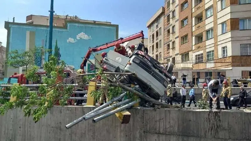واژگونی خودروی حامل کپسول‌های گاز مایع جان در بزرگراه امام علی+فیلم