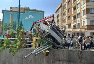 واژگونی خودروی حامل کپسول‌های گاز مایع جان در بزرگراه امام علی+فیلم