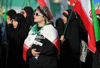 کم حجابی هم که اومده میون میدون، نور چشممون و دختر کشورمونه/ فیلم