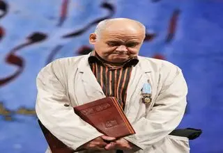 آغاز مراسم تشییع مرحوم اکبر عبدی/ لحظه ورود پیکر به تالار وحدت/ فیلم