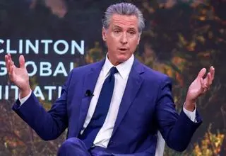 فرماندار کالیفرنیا: ترامپ درباره جنگ با ایران دروغ‌پردازی می‌کند