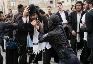 درگیری‌های شدید در سرزمین‌های اشغالی؛ حریدی‌ها مقابل نظامیان رژیم صهیونیستی ایستادند