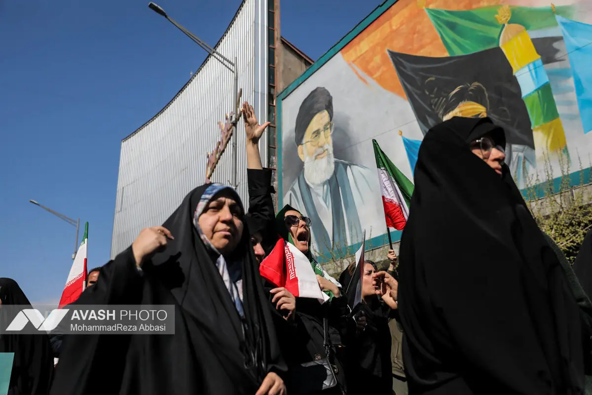 تجمع سوگواران رهبر شهید انقلاب در میدان انقلاب تهران