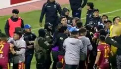 بازی فوتبال به خاک و خون کشیده شد؛ داور 17 نفر را اخراج کرد