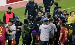 بازی فوتبال به خاک و خون کشیده شد؛ داور 17 نفر را اخراج کرد