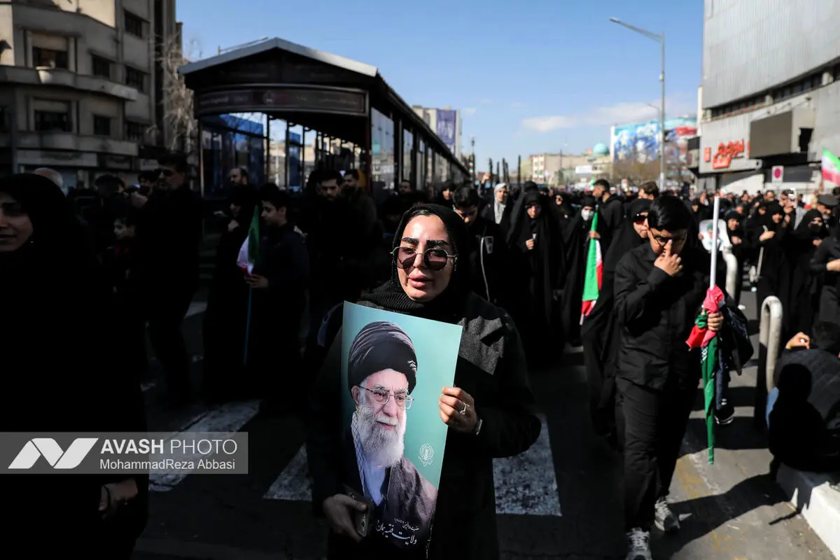 تجمع سوگواران رهبر شهید انقلاب در میدان انقلاب تهران