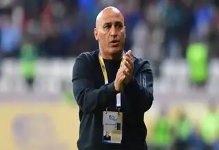 الطلبه همچنان با منصوریان روی نوار پیروزی