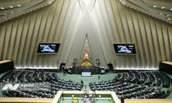 وزیر اقتصاد به سوال نمایندگان پاسخ می‌دهد