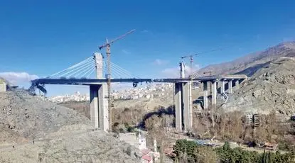 زیرساخت زیر آتش/ شلیک جنگ به زندگی از پلِ افتتاح‌نشده تا ایستگاه راه‌آهنِ پر از مسافر