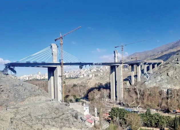 زیرساخت زیر آتش/ شلیک جنگ به زندگی از پلِ افتتاح‌نشده تا ایستگاه راه‌آهنِ پر از مسافر